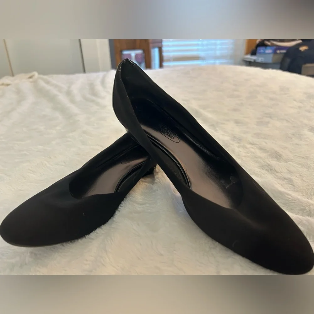 Joan & David Wedge Pumps Black low heel 8.5